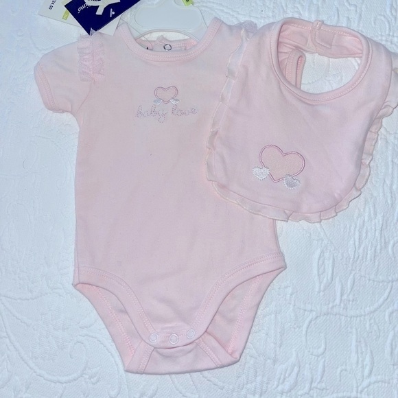 WENDY Bellissimo Onesie with Matching Bib - Picture 2 of 7